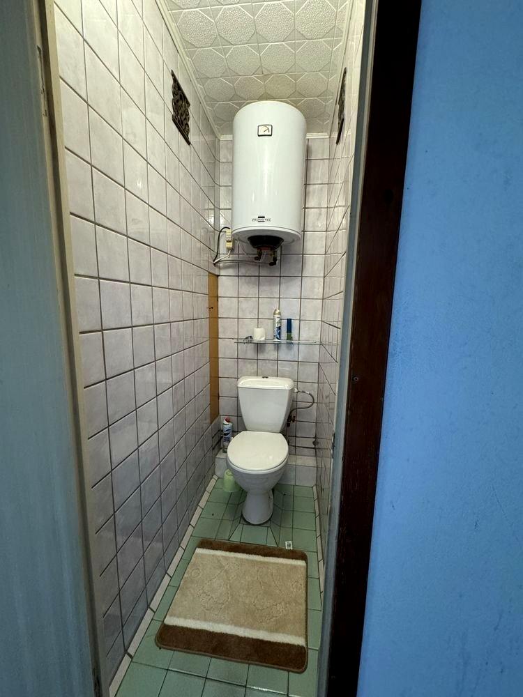 1868697794216887