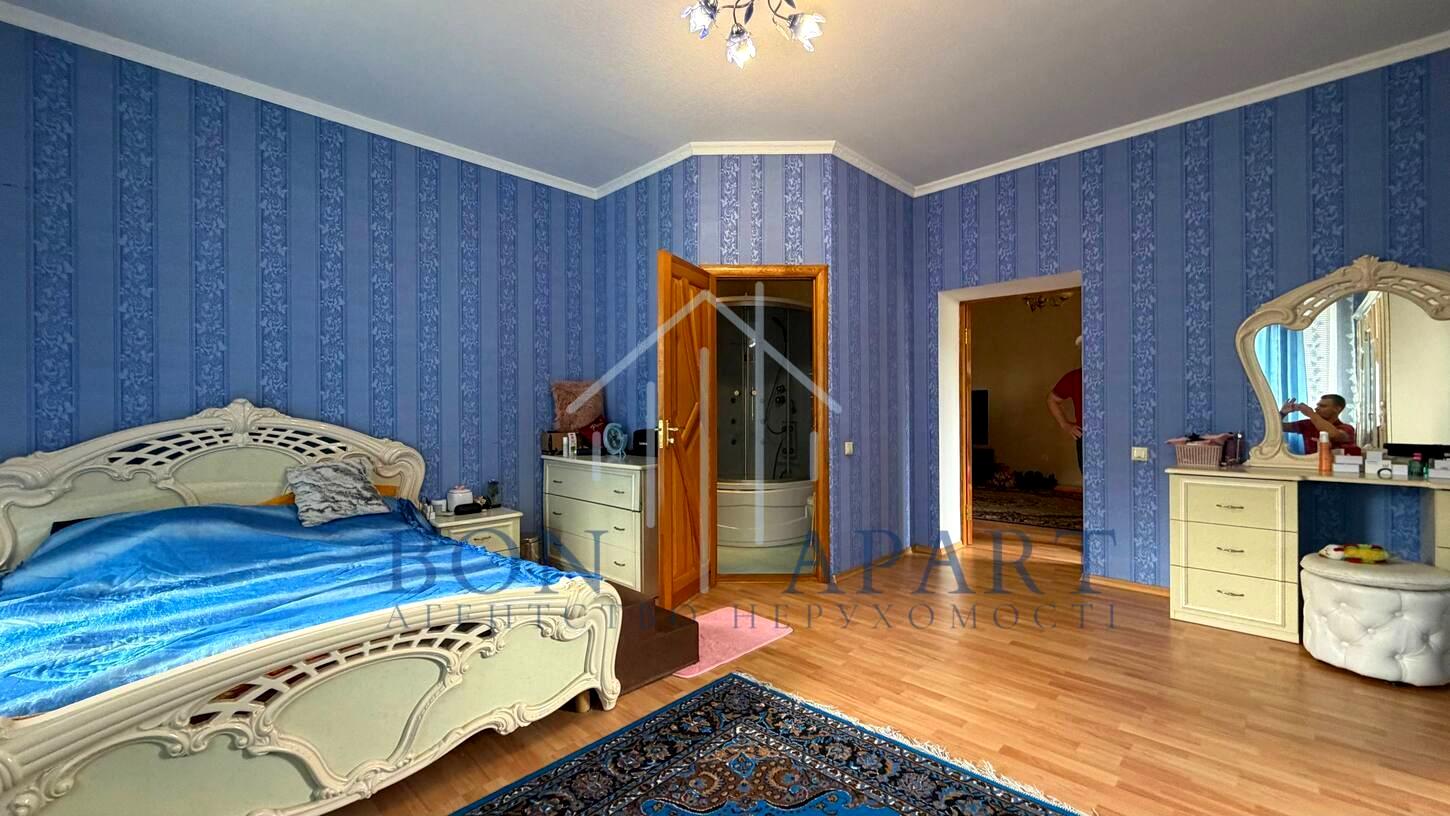 1868702525252256