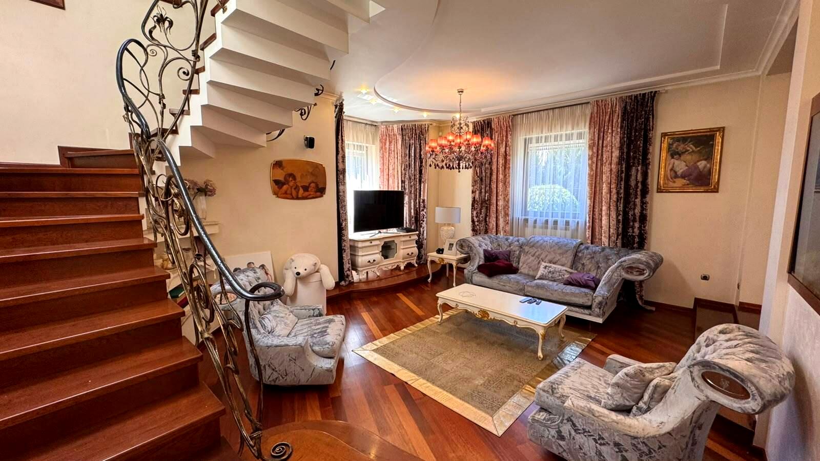 1868797750961808