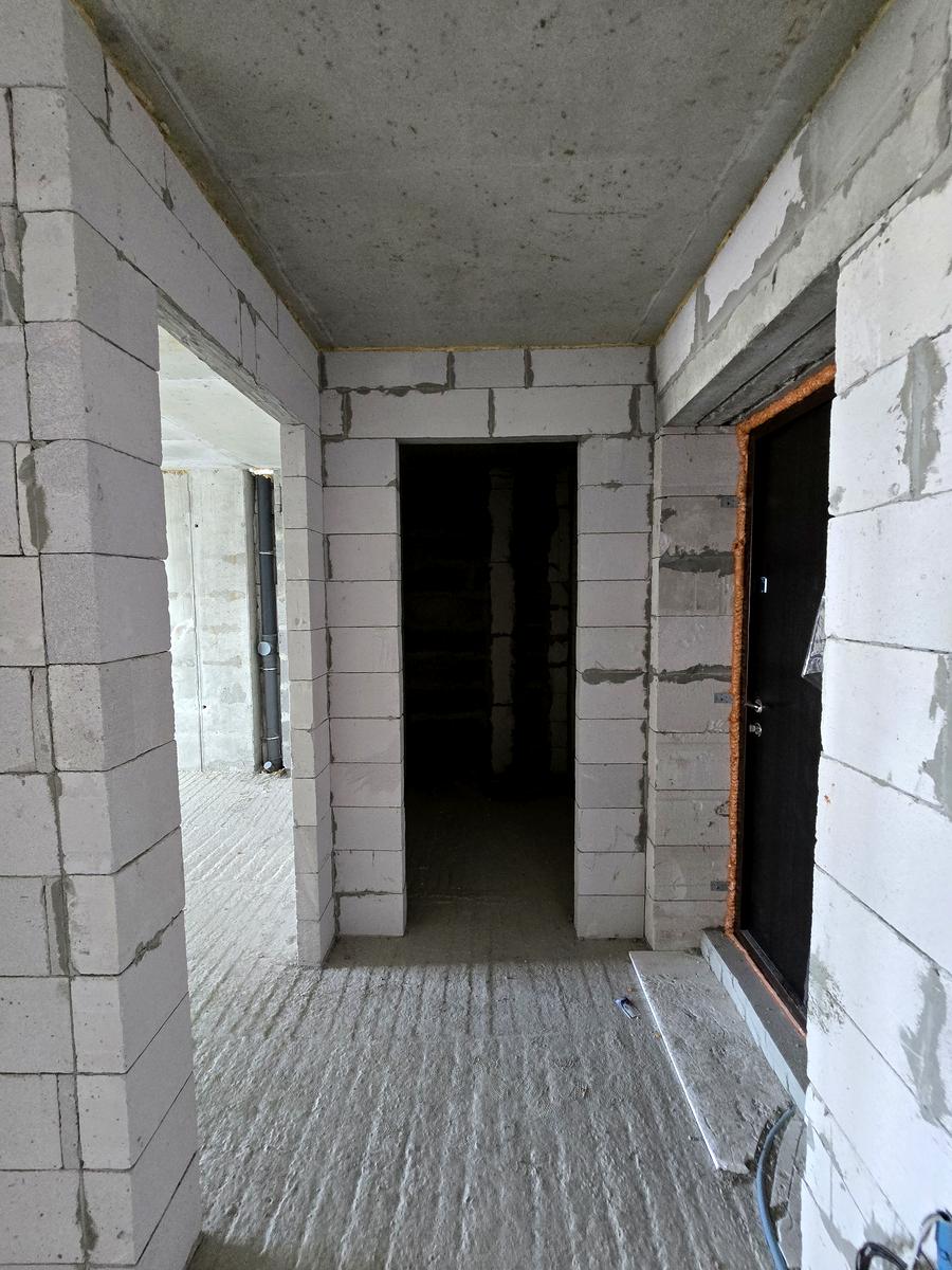1868801372551877