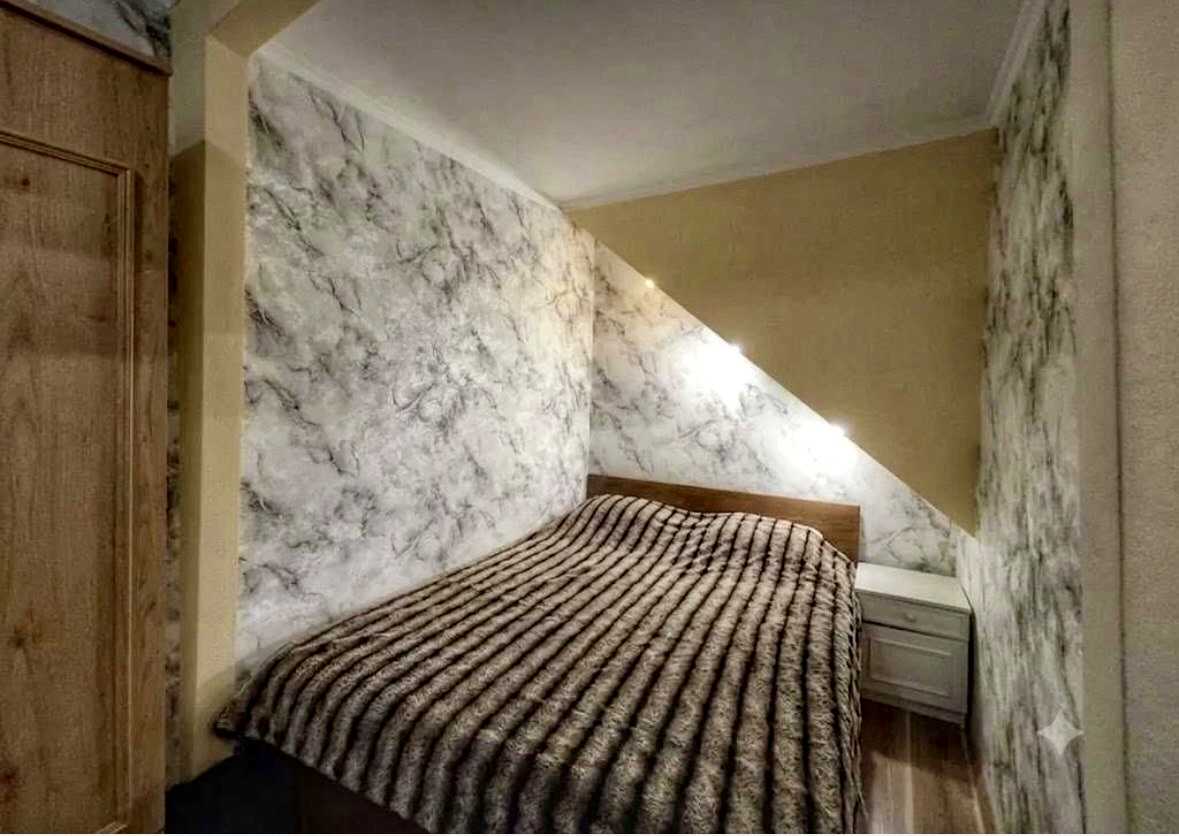 1868806425095556