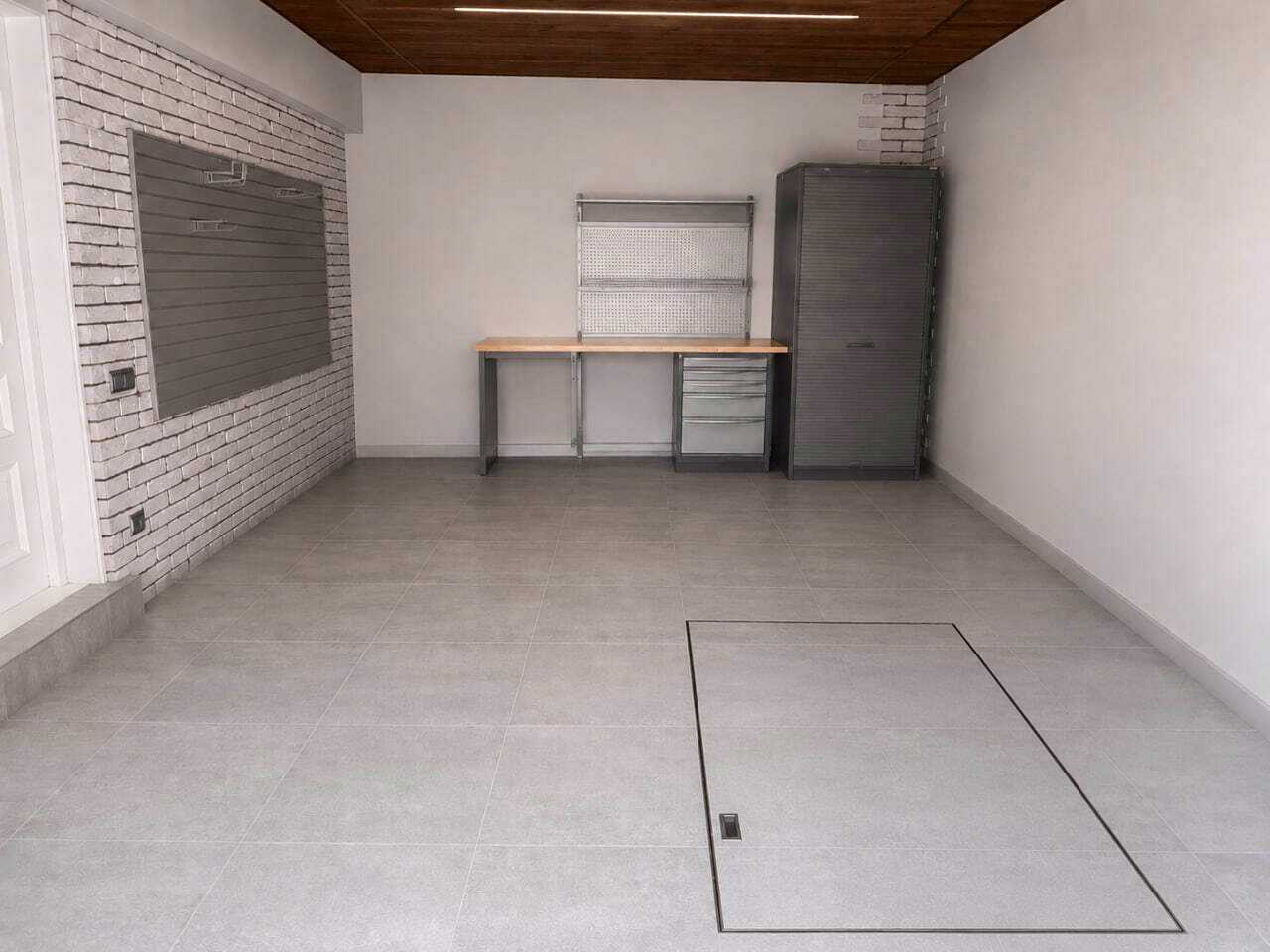 1868853606514877