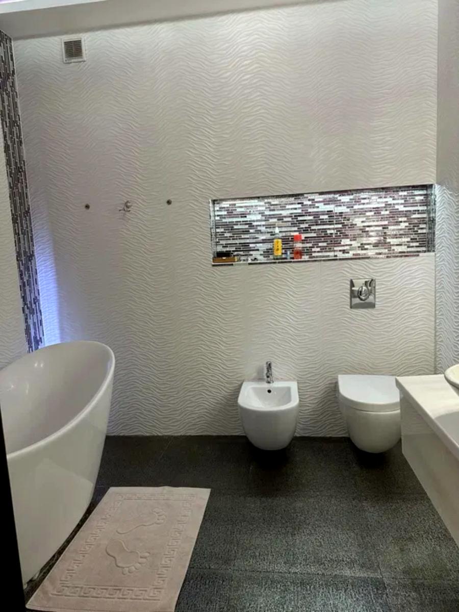 1868865676457582
