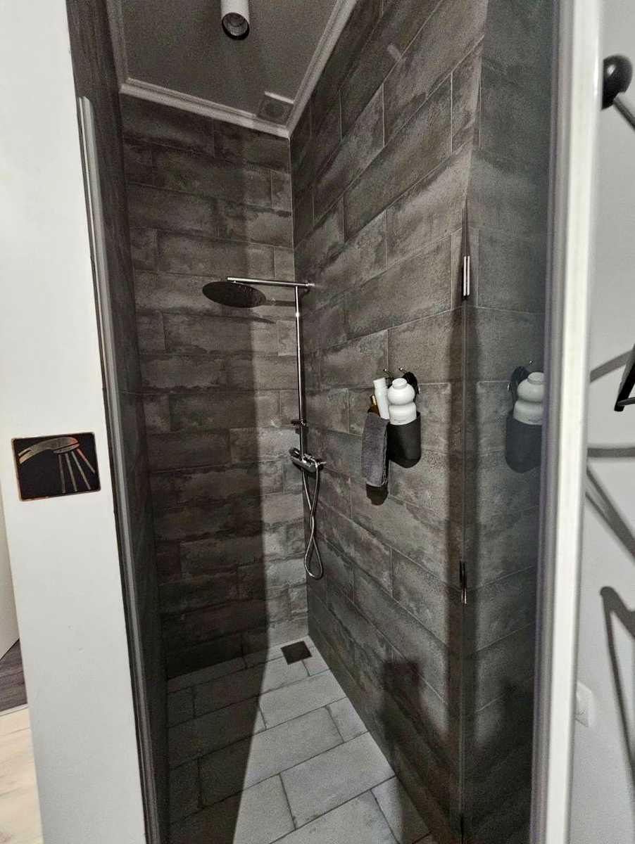 1868868497074749