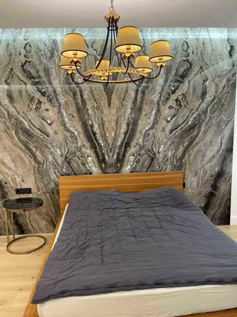 1868868677645374