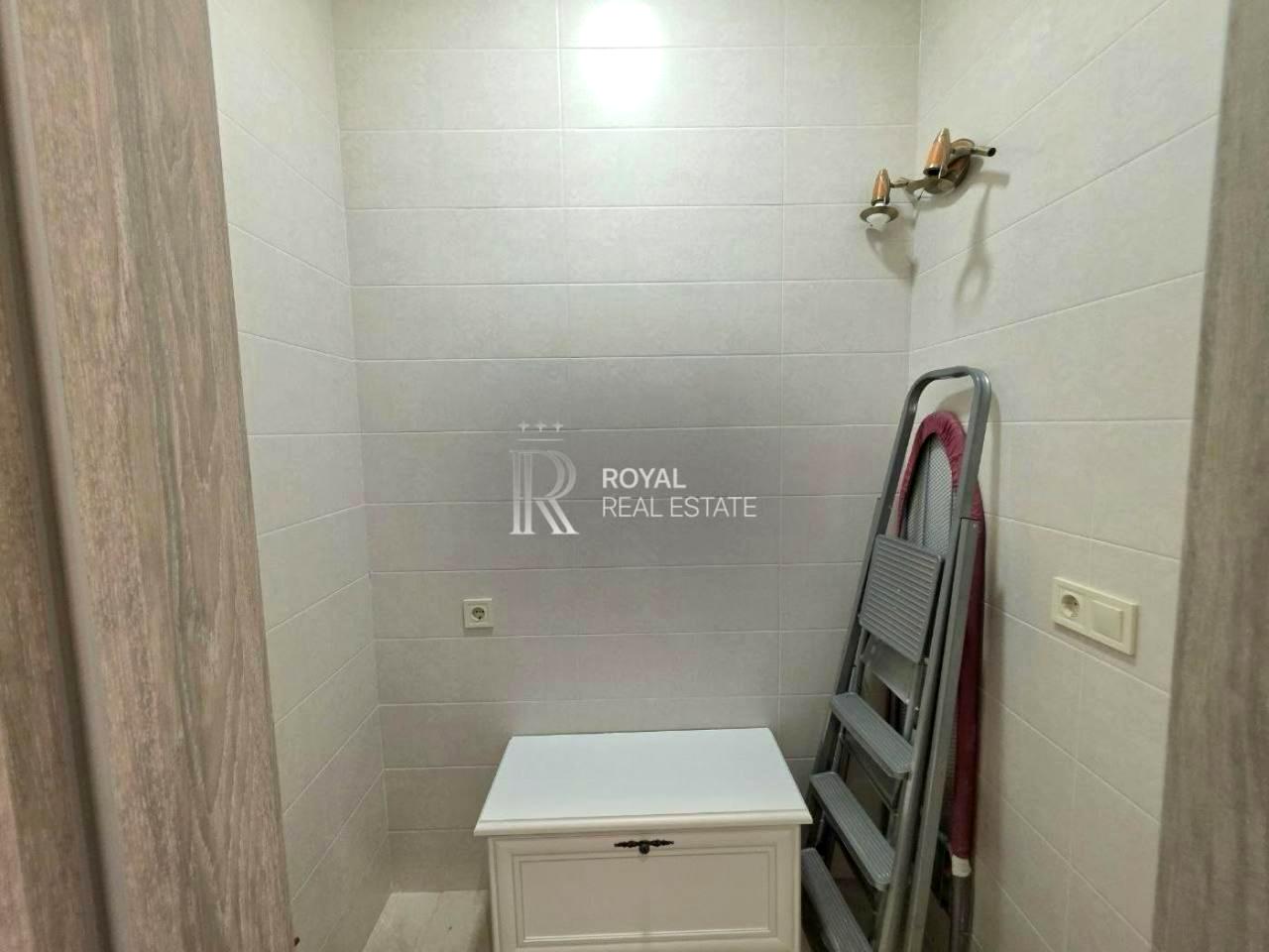 1868869864434793