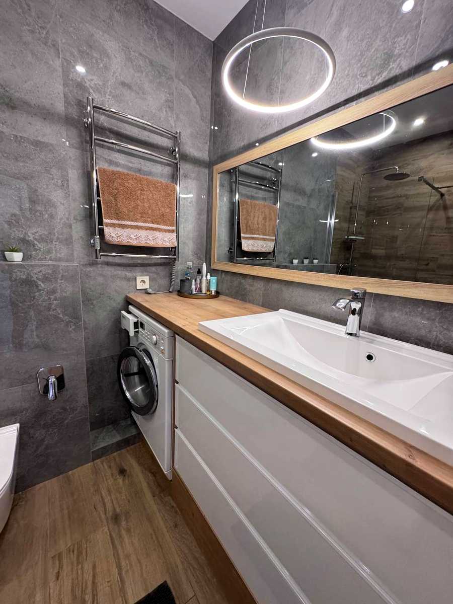 1868869870371360