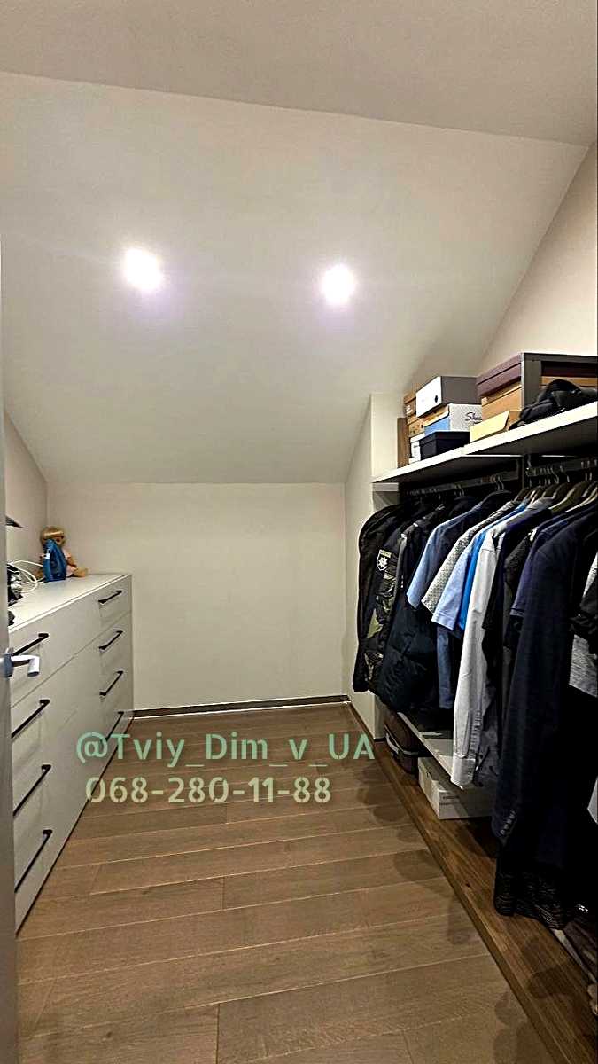 1868886049938516