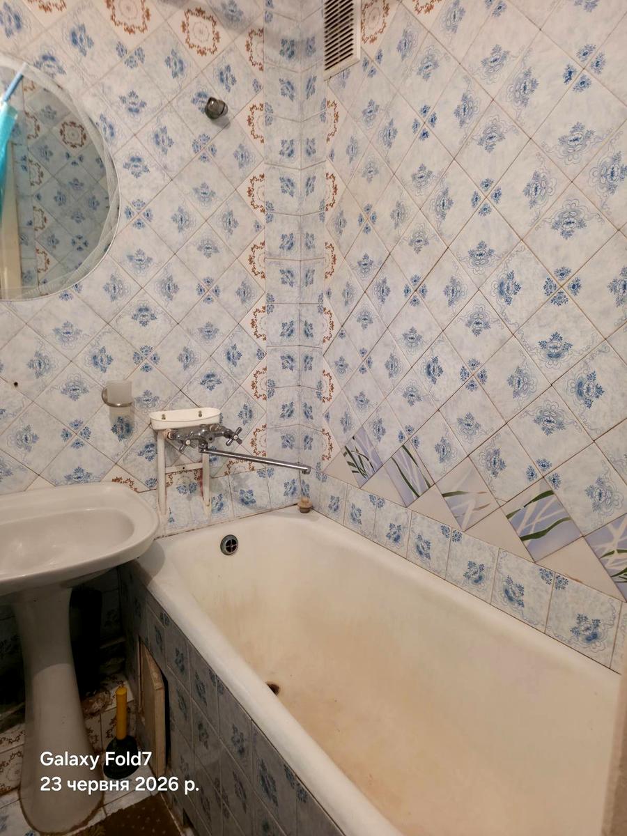 1868888582835728