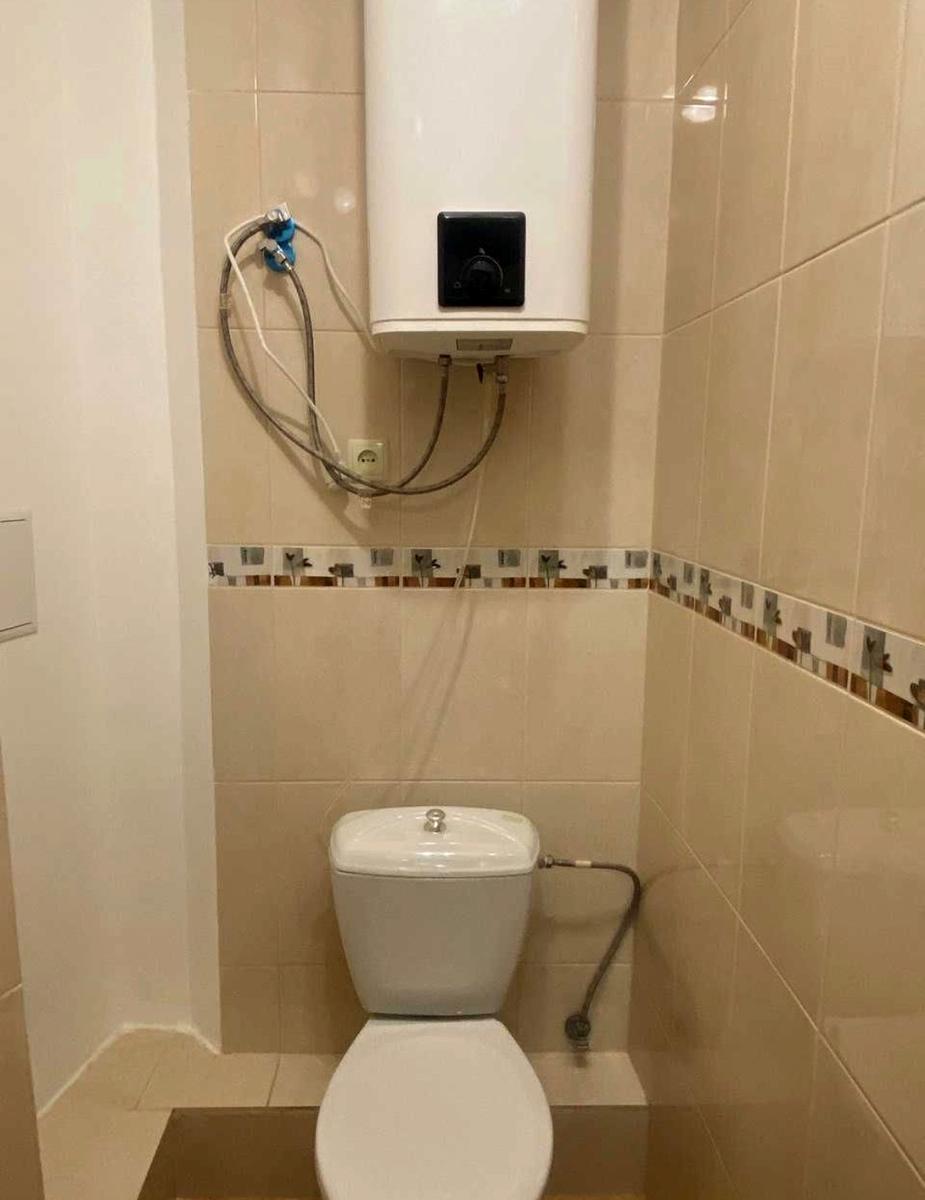 1868913829176930