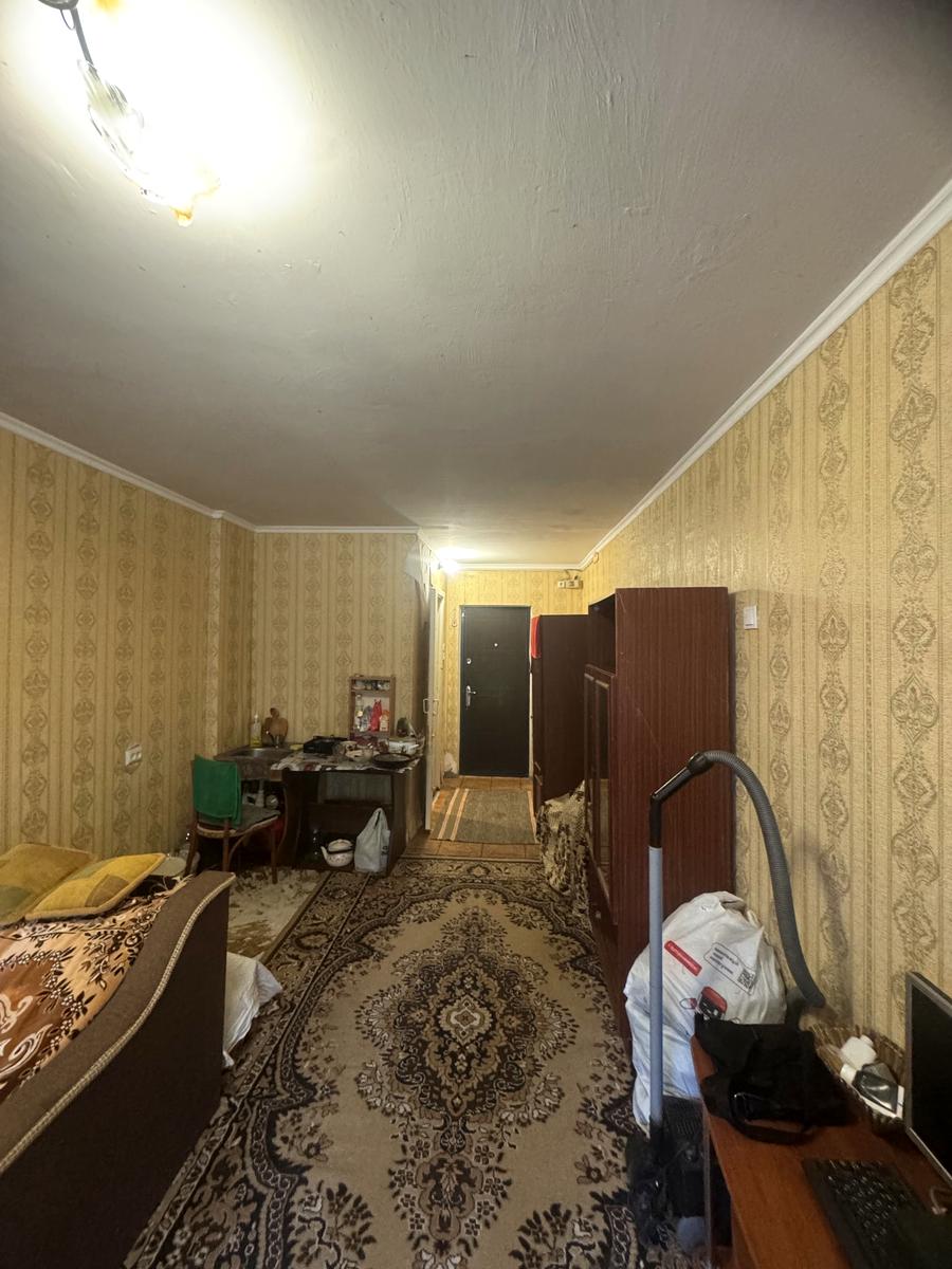 1869000990706593