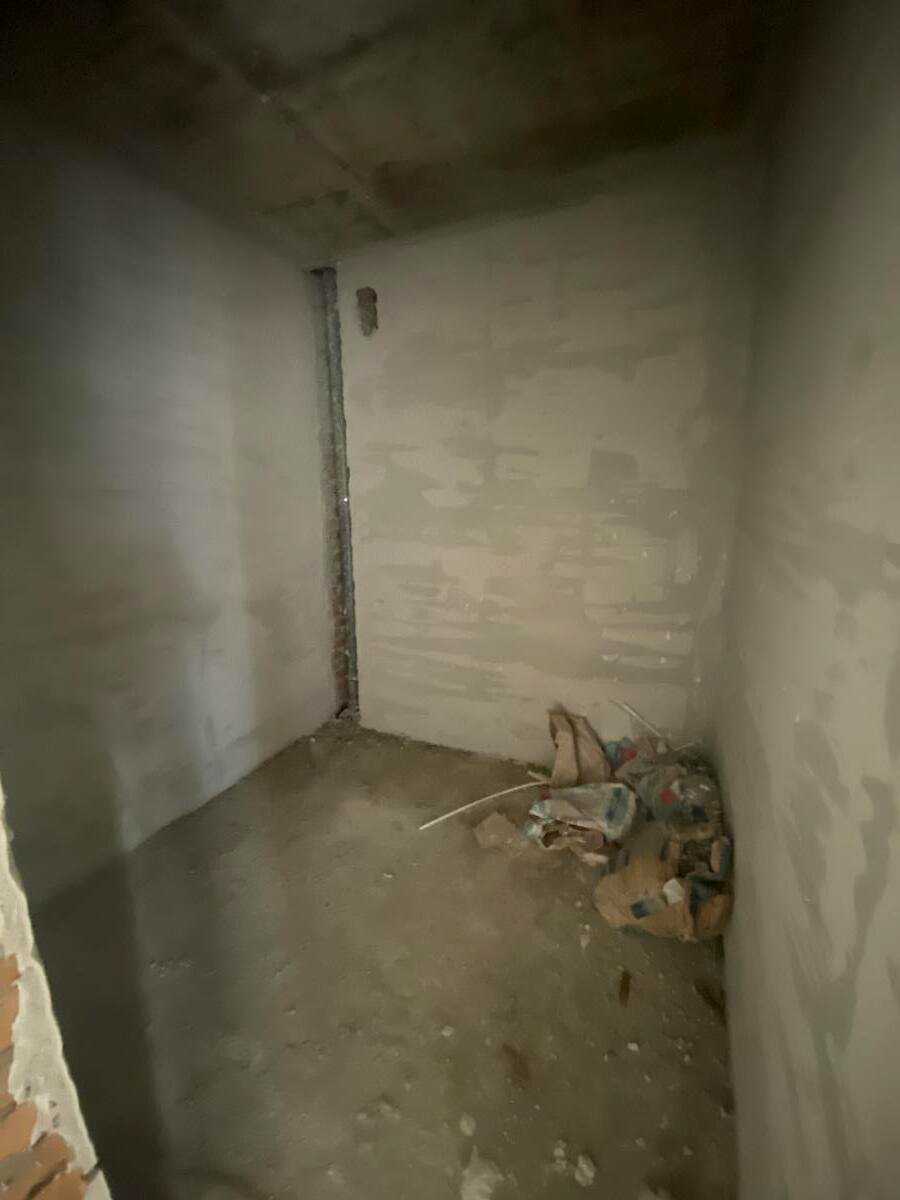 1869042856779585