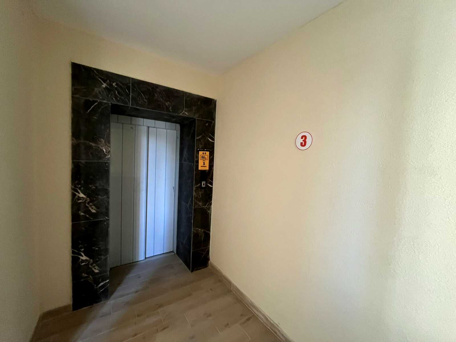 1869044982949625