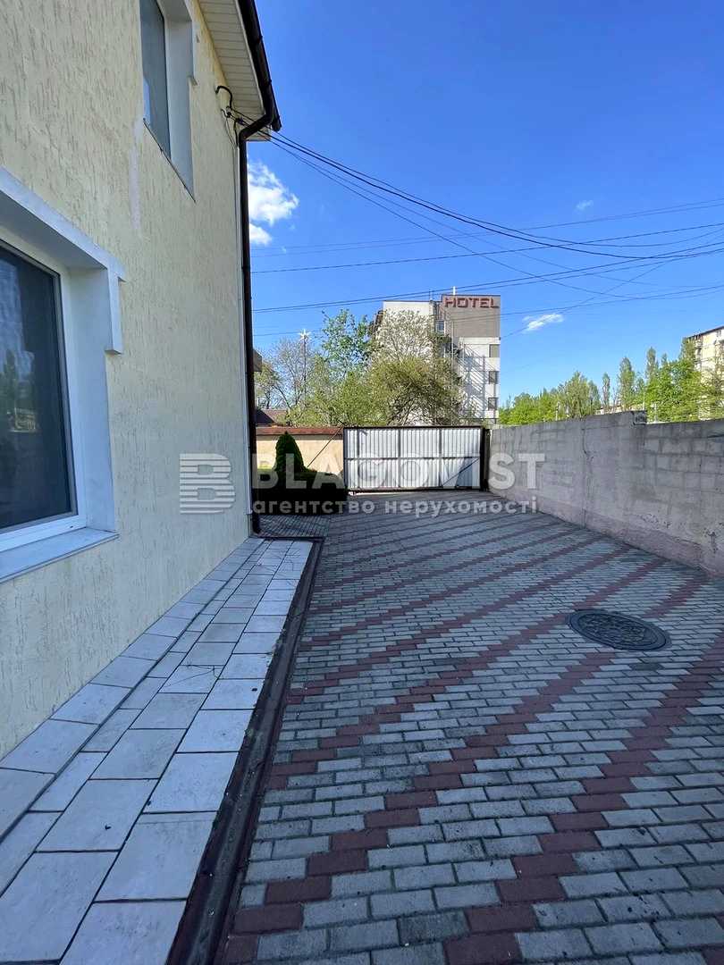1869045823853640