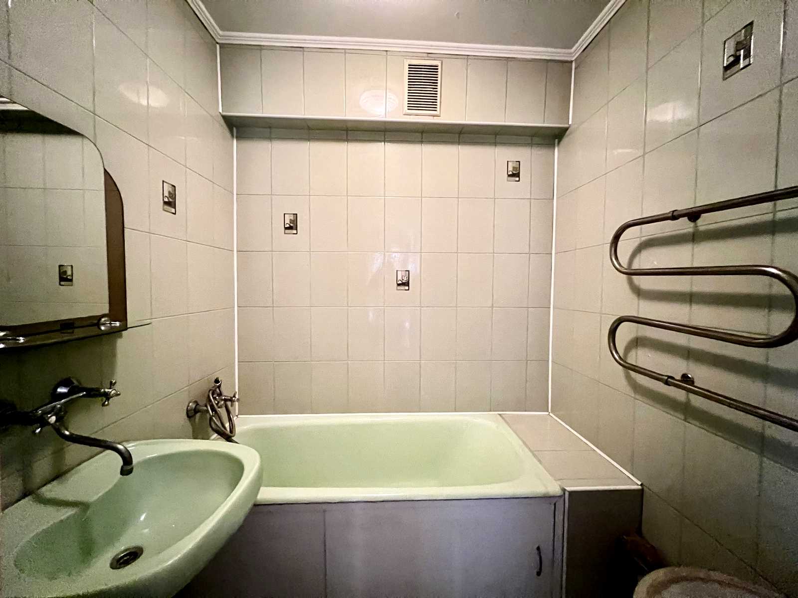 1869083263812181