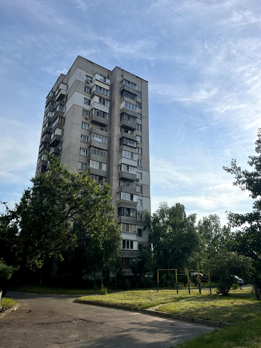 1869229953126077