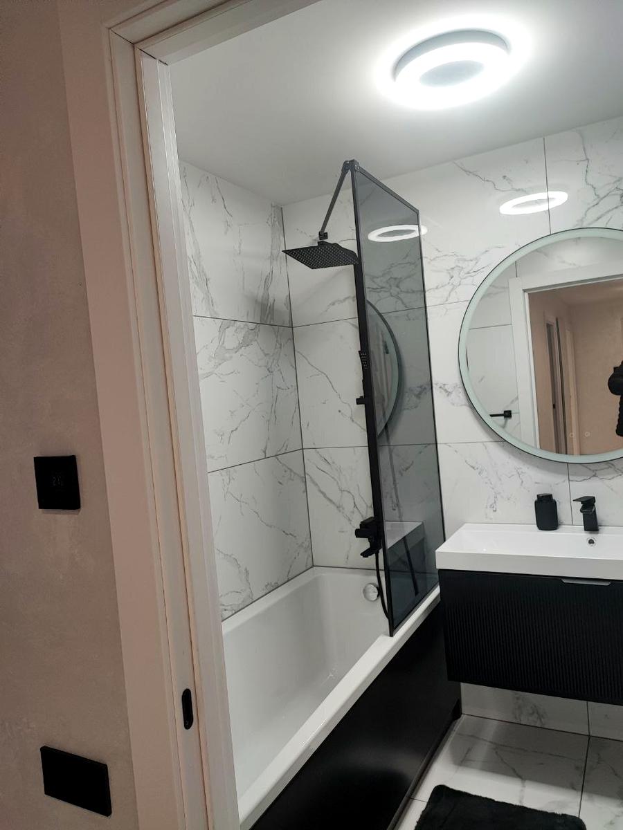 1869242304679716