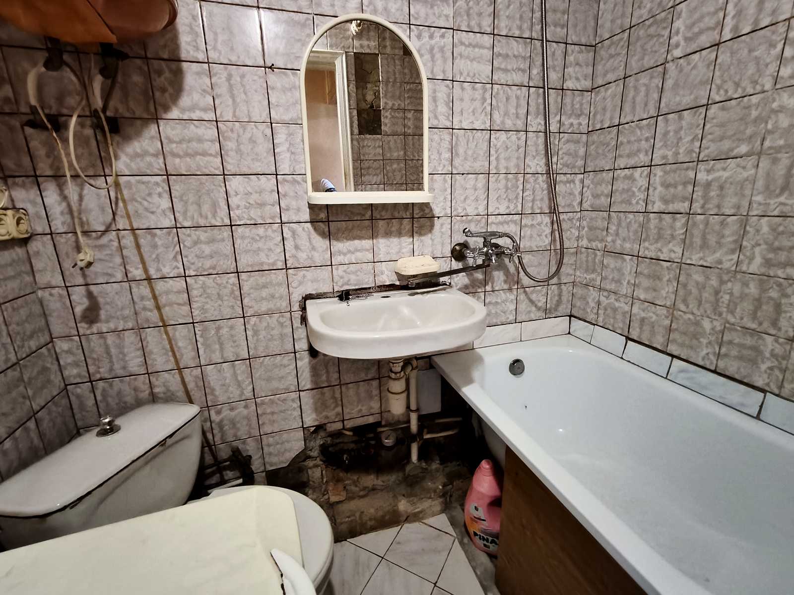 1869330861826615