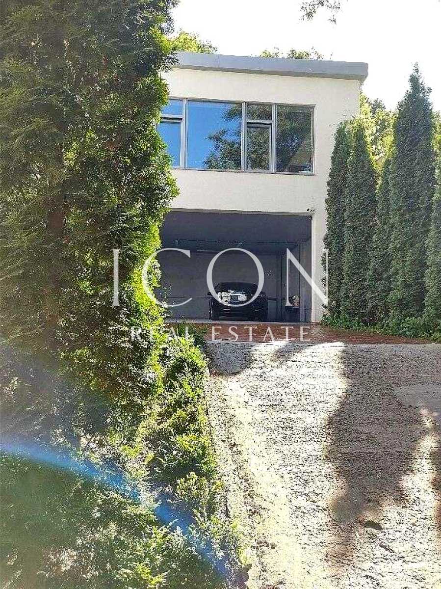 1869340224520304
