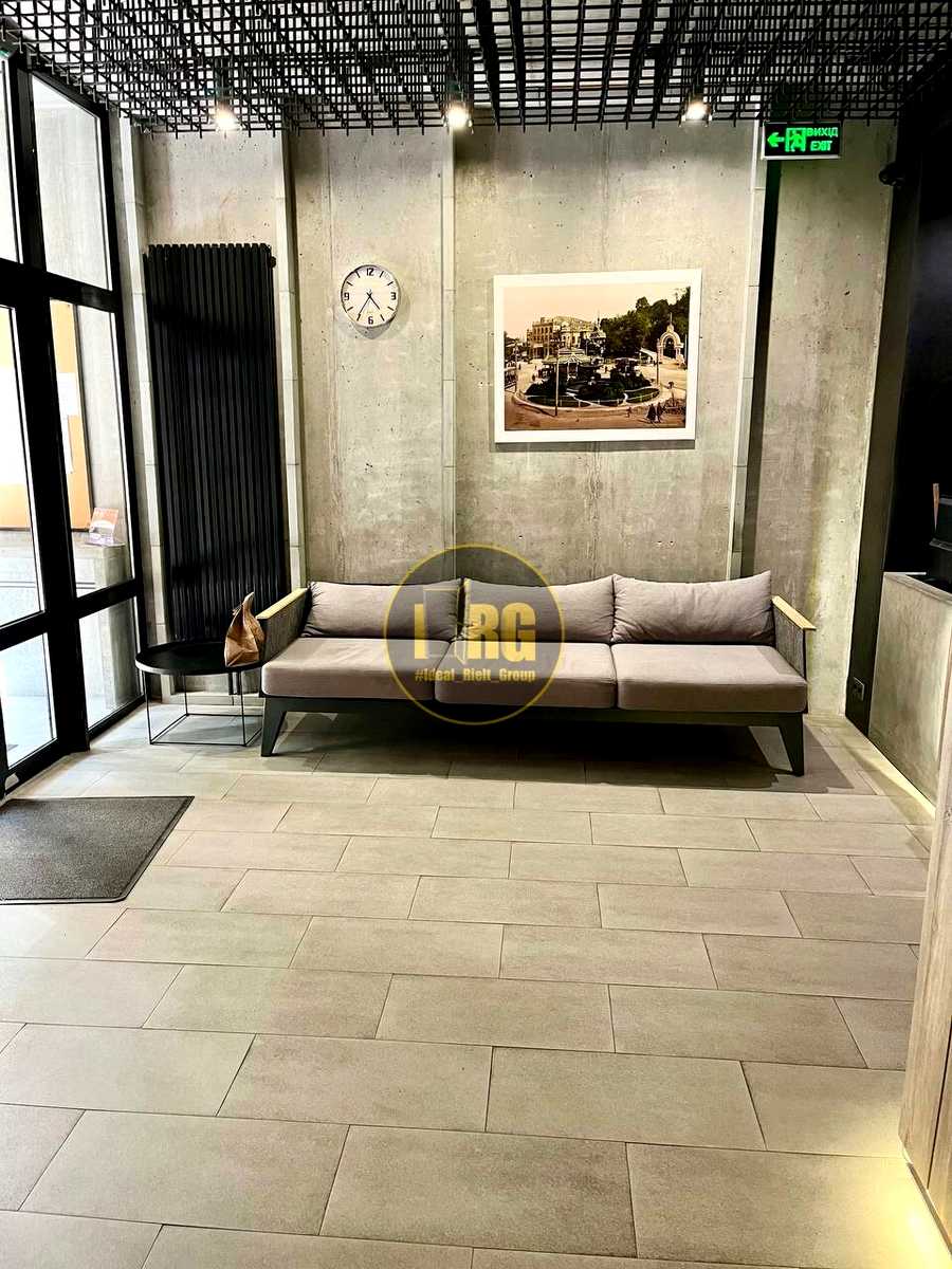 1869343439605764