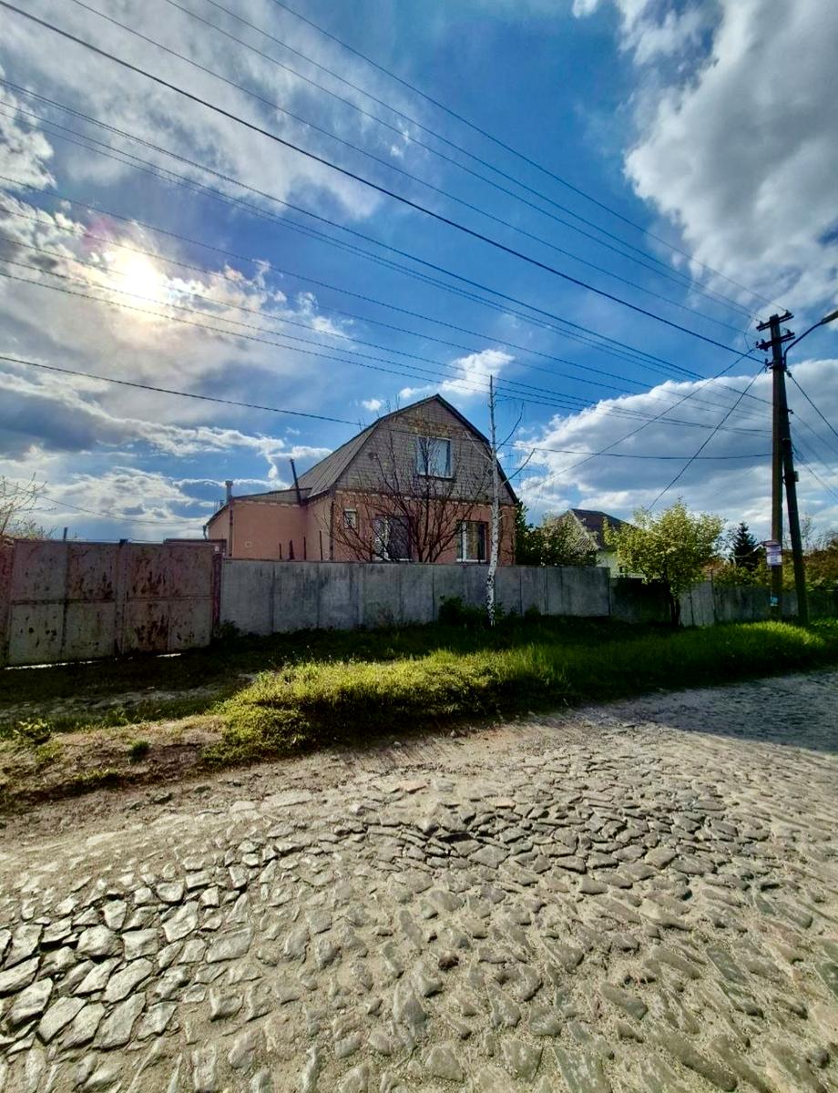 1869404386402438