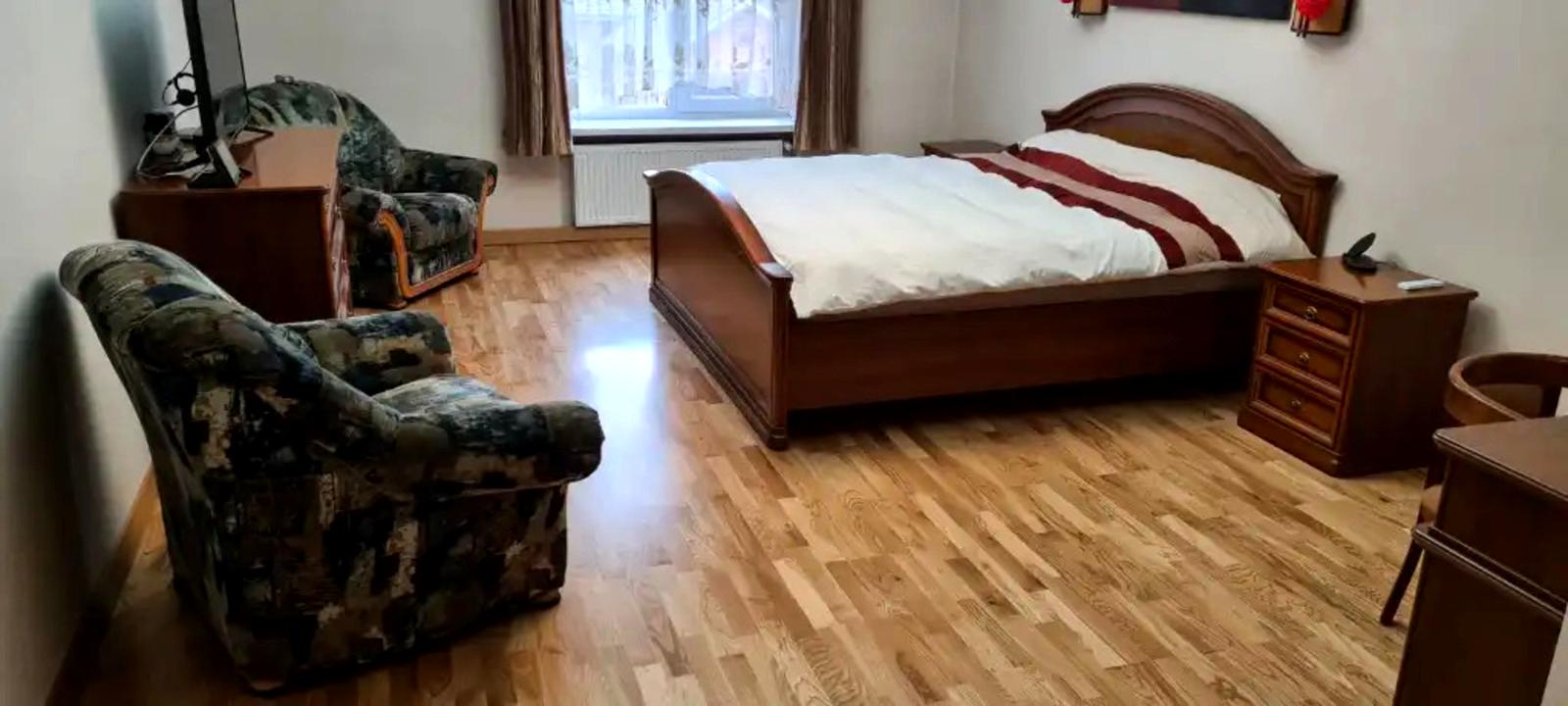 1869414994385730