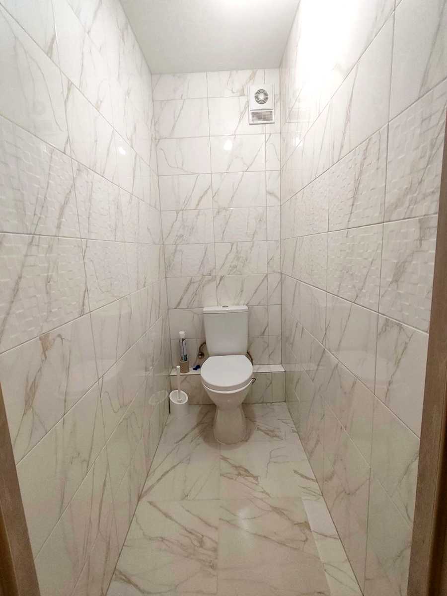 1869415629496302