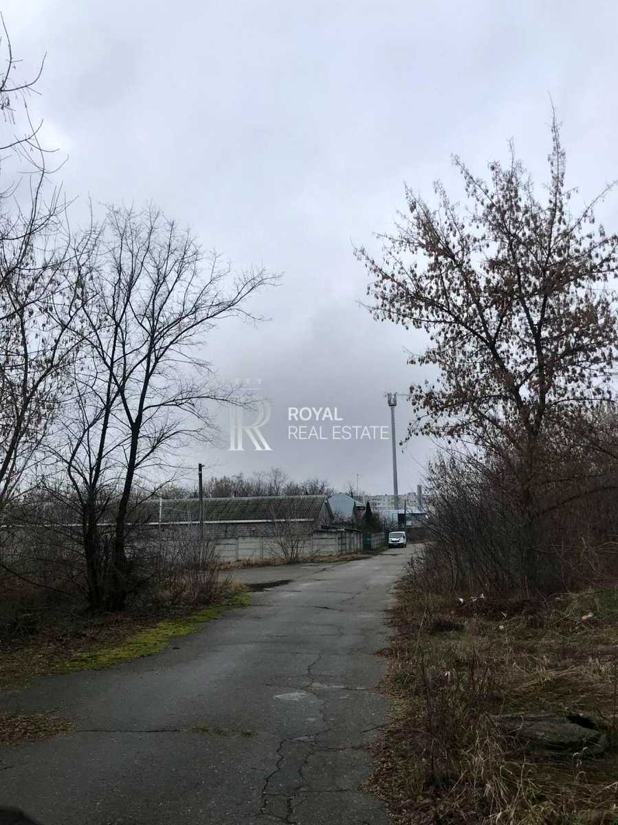 1869464823440521