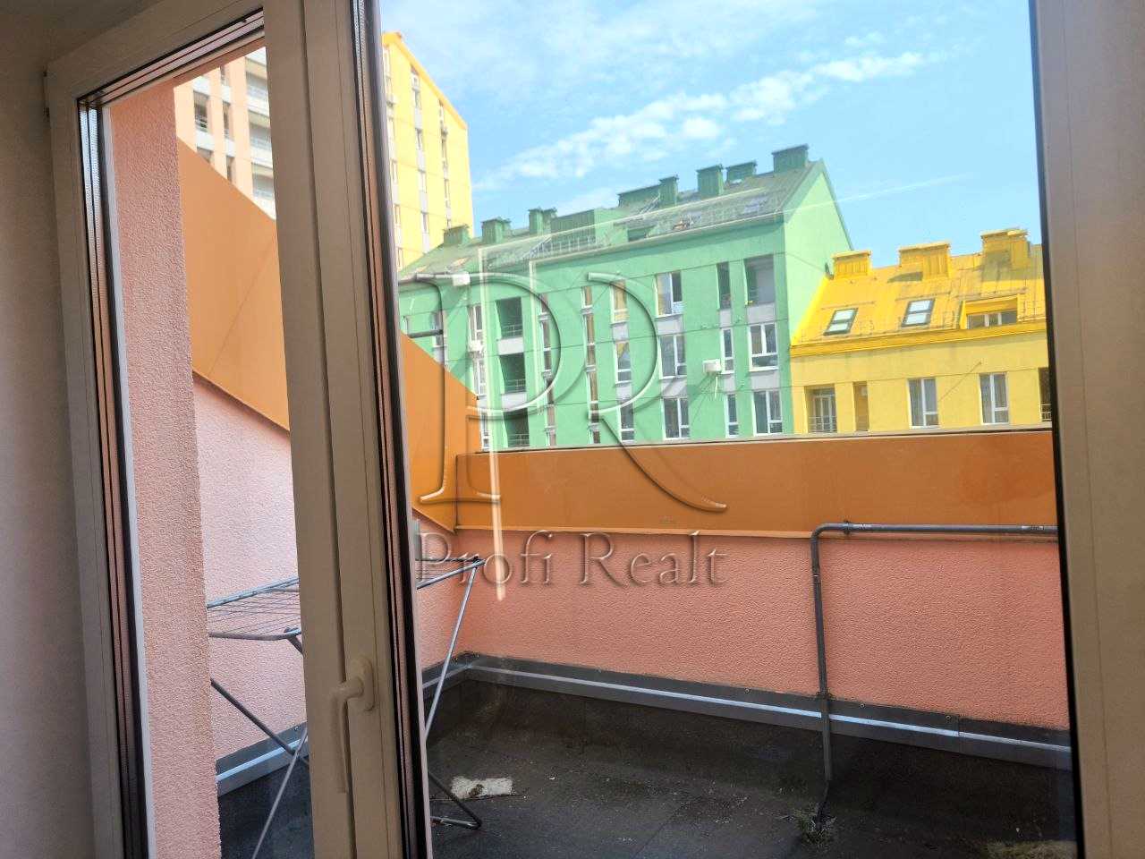 1869490878059749