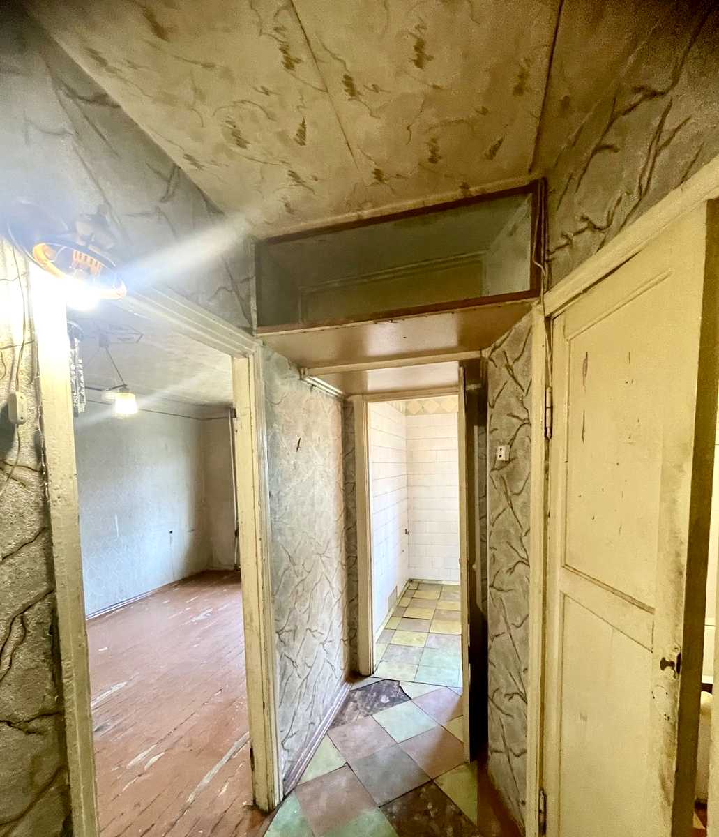 1869497645592915