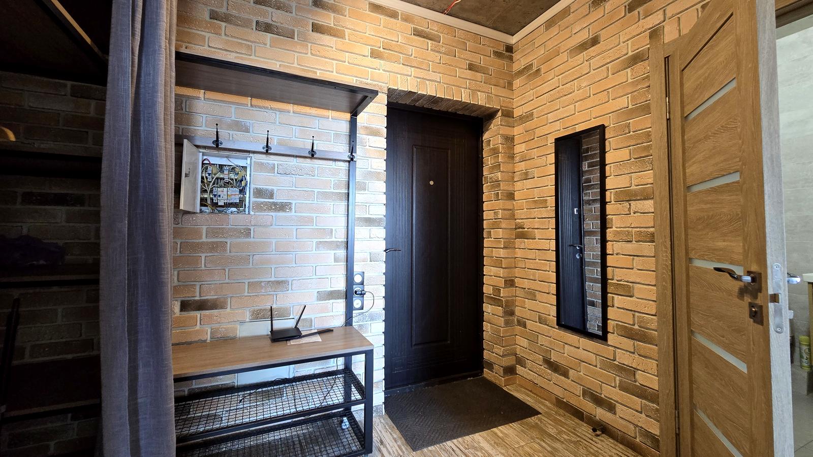 1869525560083096