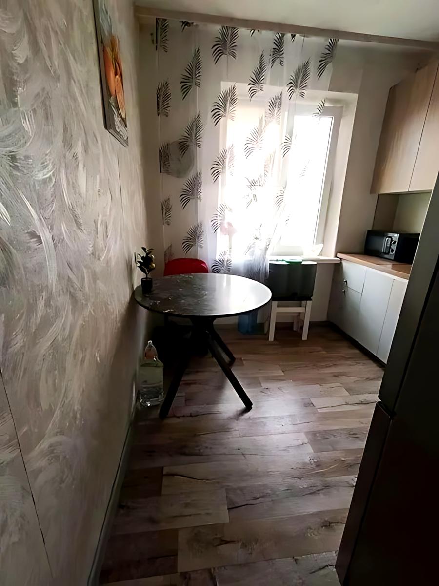 1869527421037472