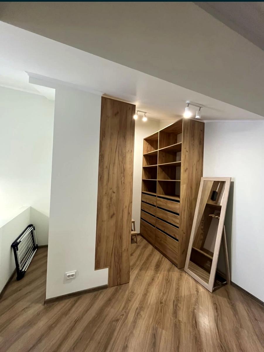 1869528930804758