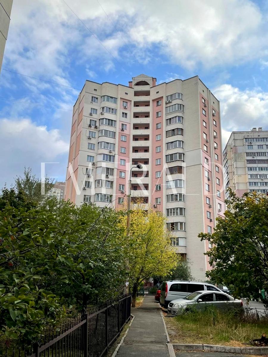 1869529402131425