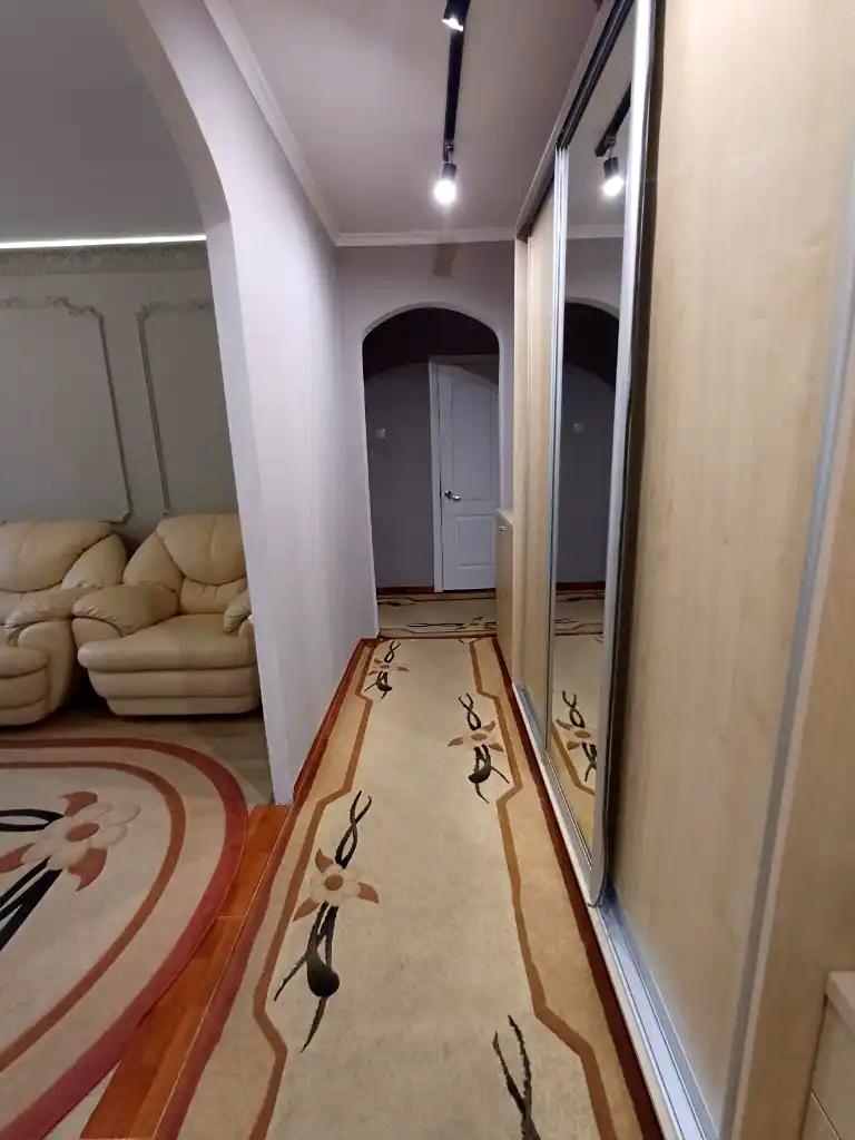 1869584674384378