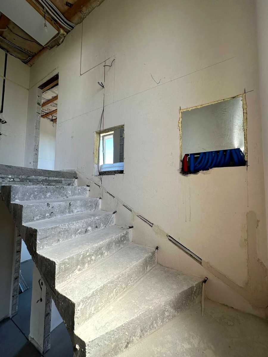 1869586049974976