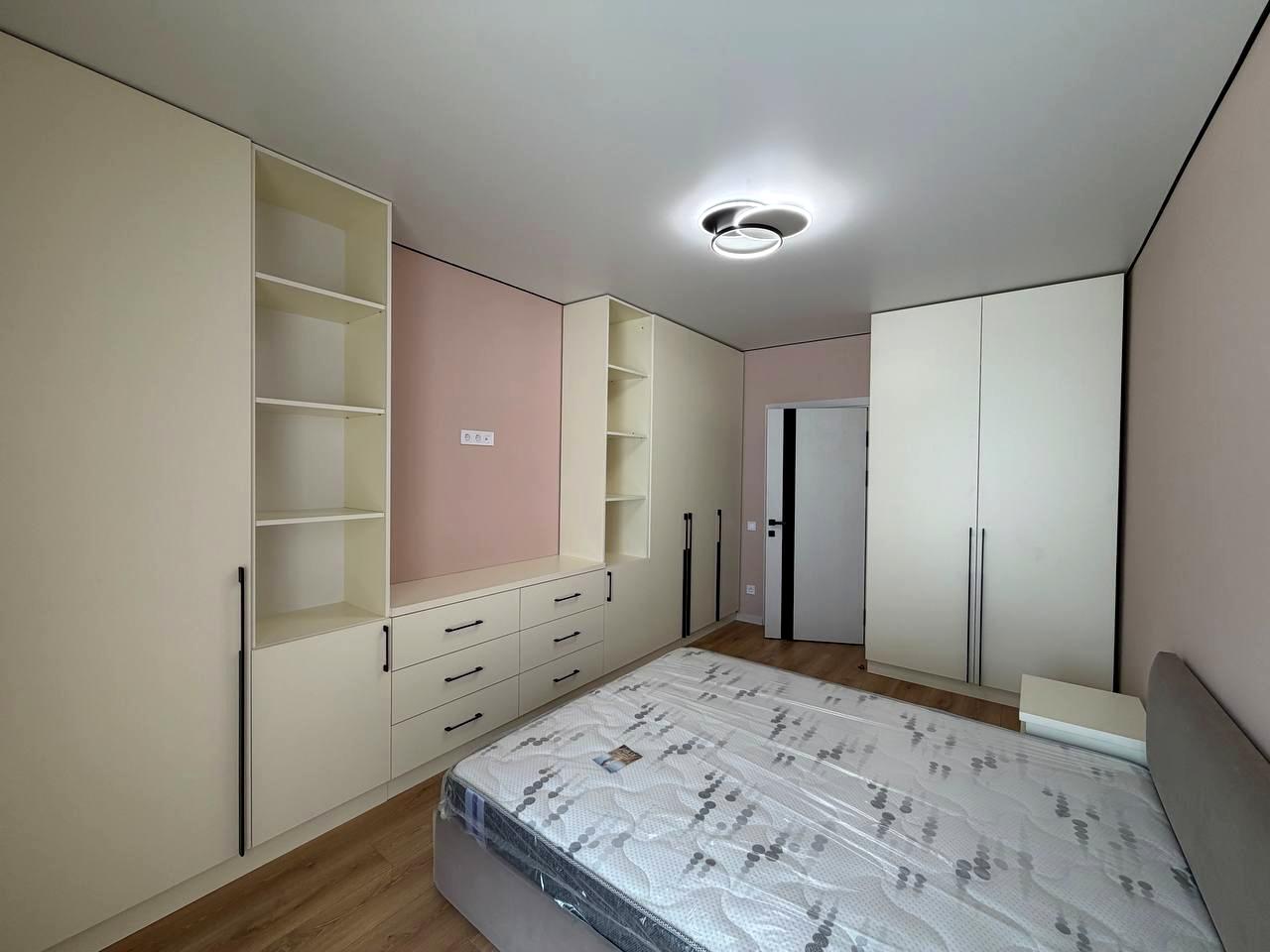 1869595571775702