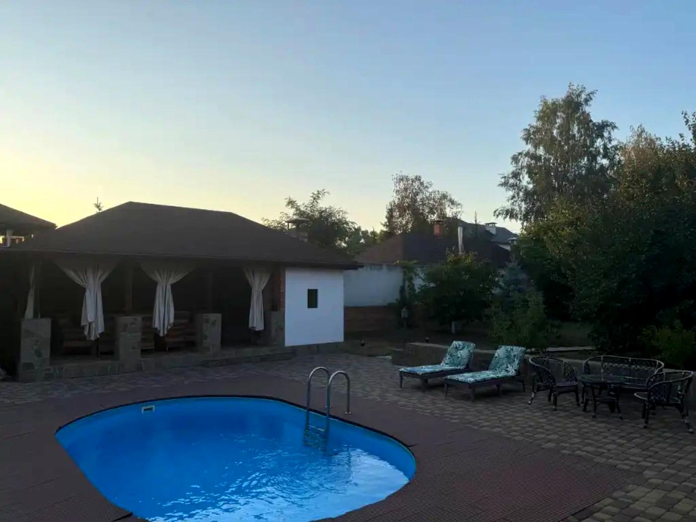1869608558541566