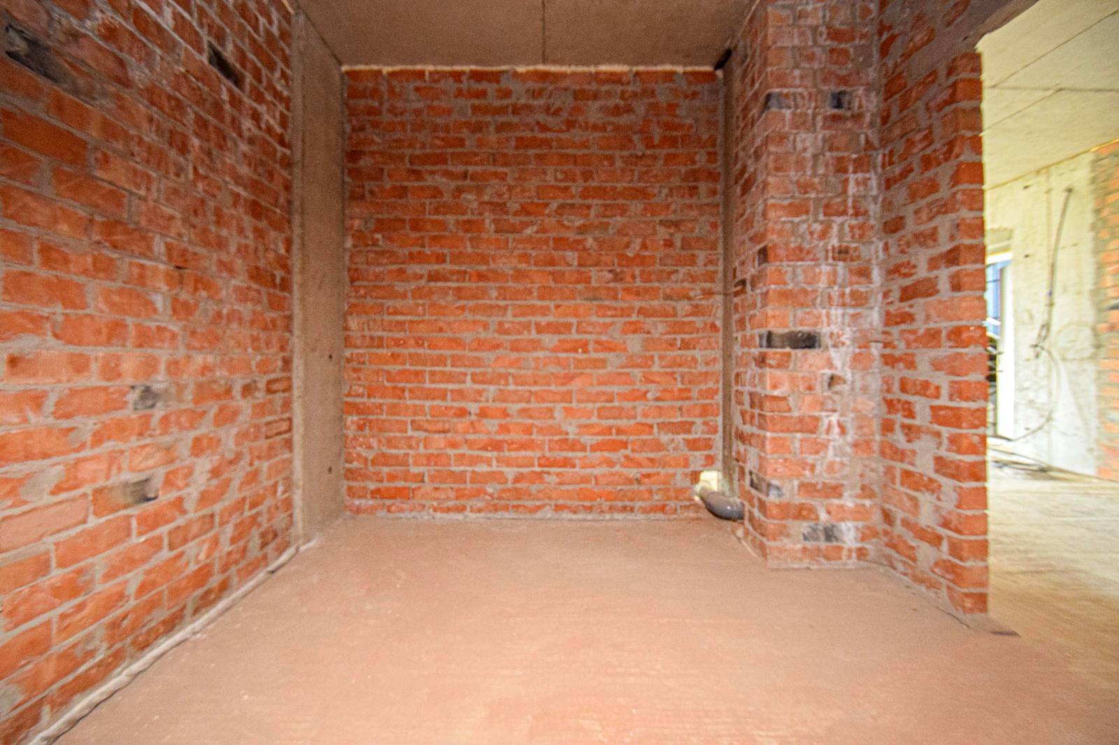1869614458960943