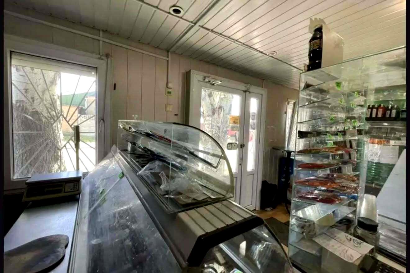 1869669425997938