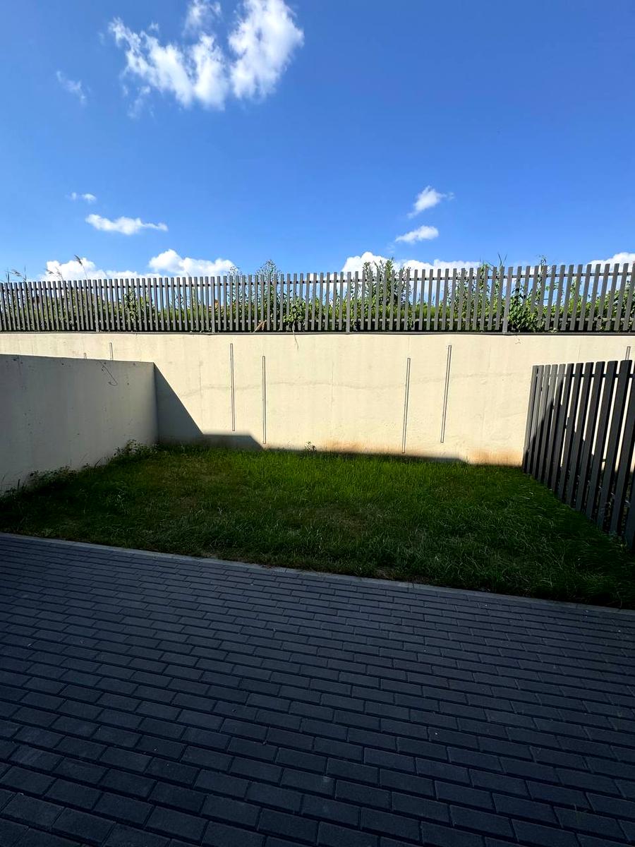 1869681392867330