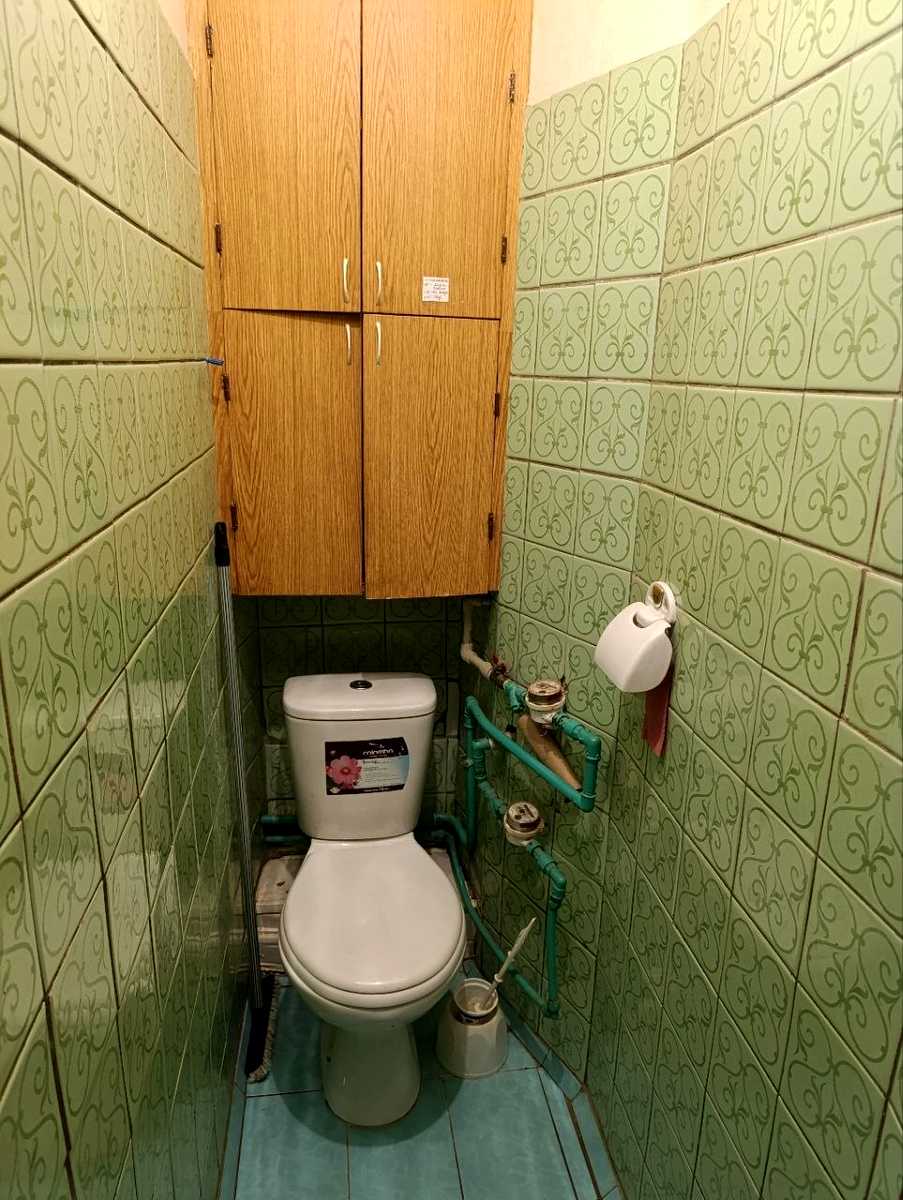 1869684211085877