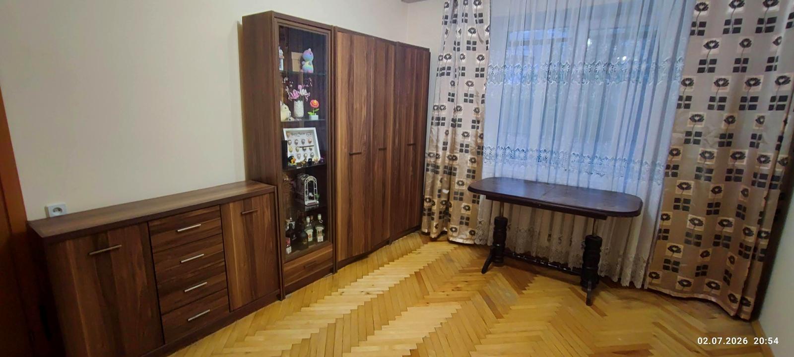 1869686136785990