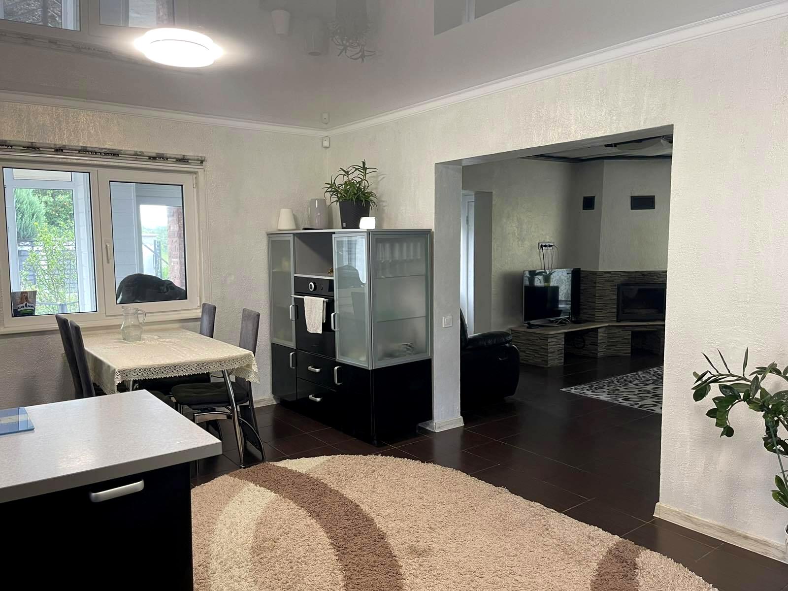 1869693076818403