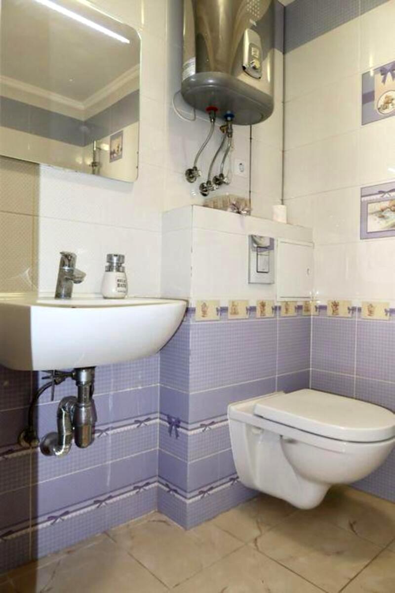 1869693636199421