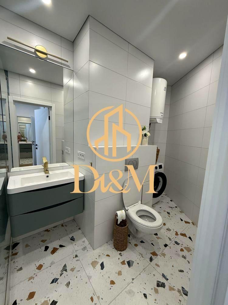 1869697093111975