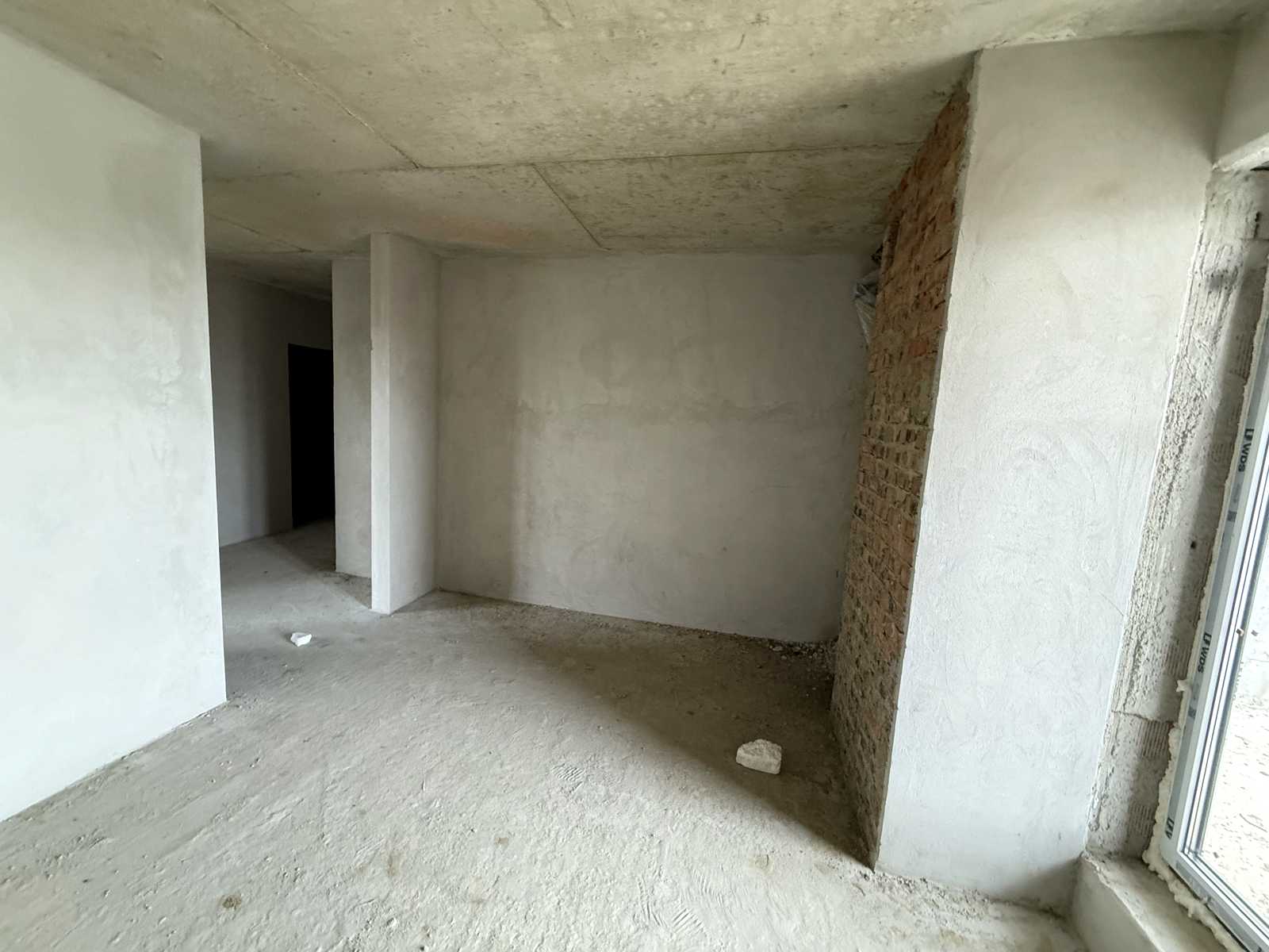 1869698610587552