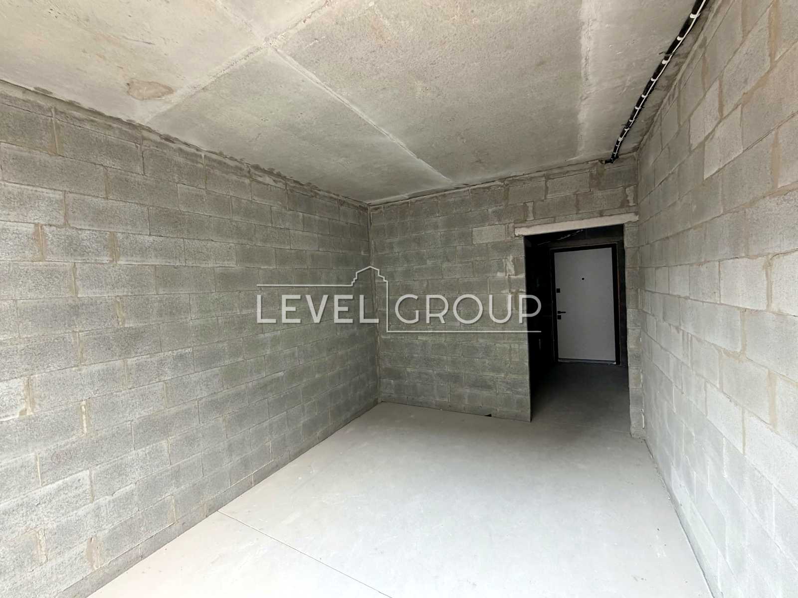1869699571176560