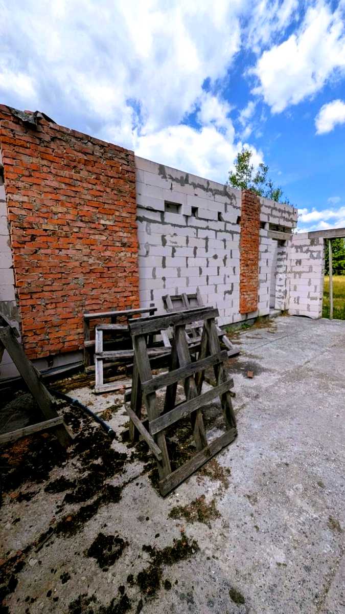 1869798425902503