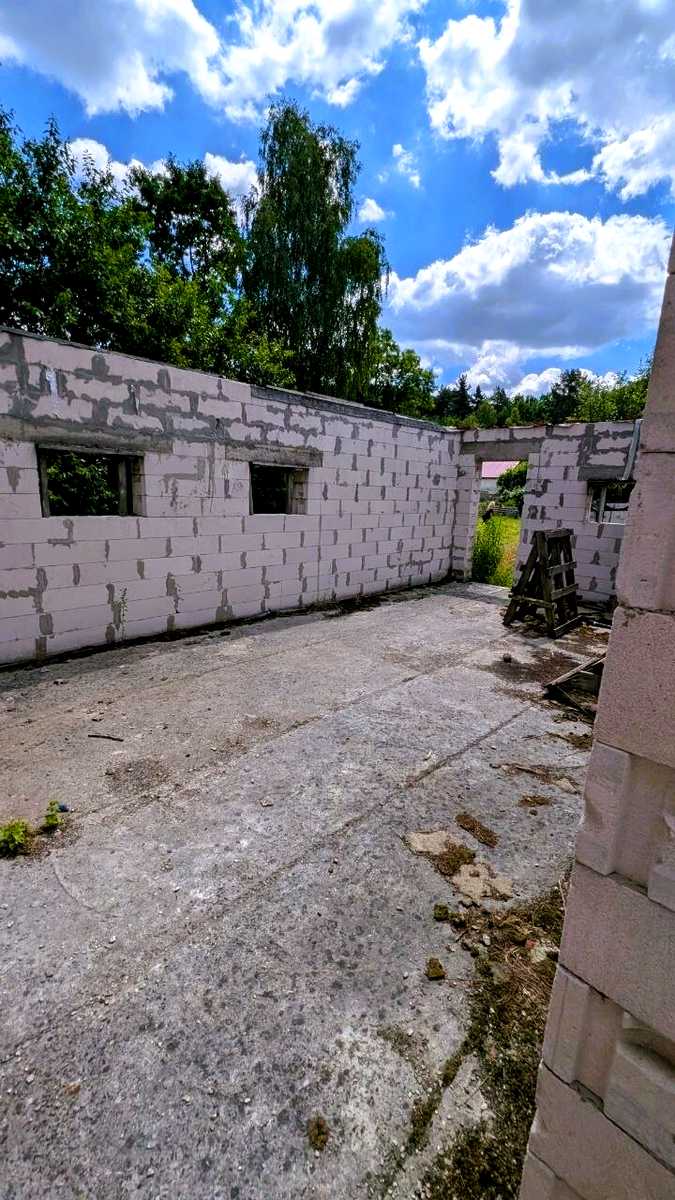 1869798425933953